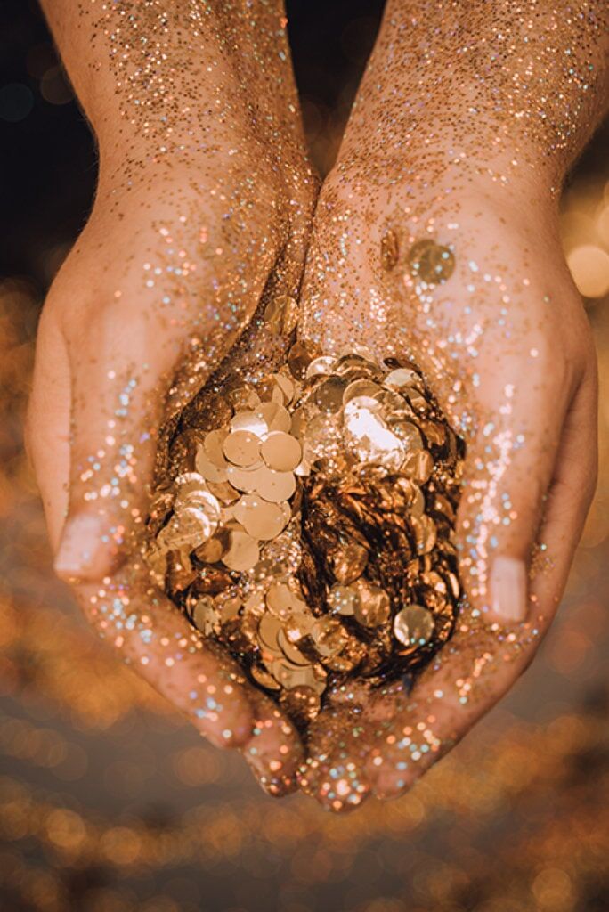 Bild von Händen mit Glitzerplättchen Bild von Händen mit Glitzerplättchen