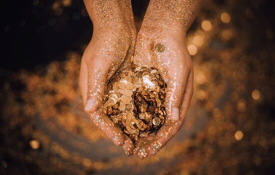 Bild von Händen mit Glitzerplättchen