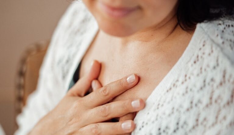 Bild von Frau mit Händen auf dem Herzen