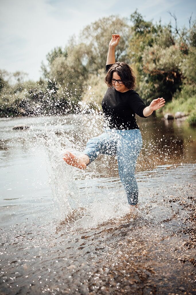 Bild von Frau am Flussufer Bild von Frau am Flussufer