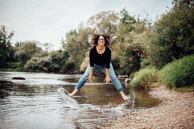 Bild von Frau am Flussufer Bild von Frau am Flussufer