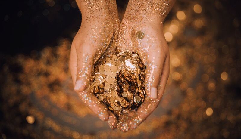 Bild von Händen mit Glitzerplättchen Bild von Händen mit Glitzerplättchen
