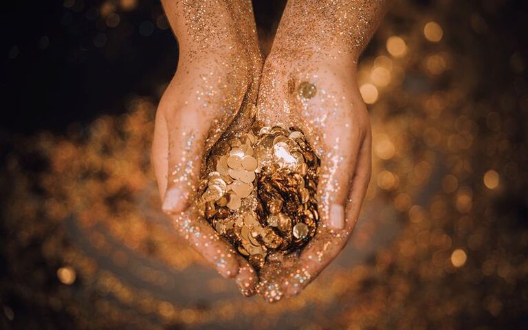 Bild von Händen mit Glitzerplättchen